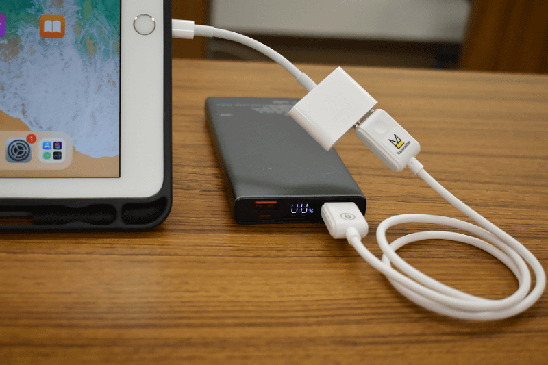 LightningポートのiPadでも、HDMIに変換するアダプターを使うと「Compact Mate 2 H1＋R1 JP（MCCMT150）」で映像が送信できる（この写真では、電源はモバイルバッテリーからUSBで共有）