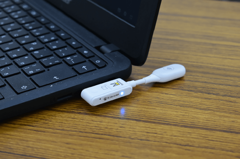 USB Type-C接続タイプの送信機をノートPCに取り付けた状態