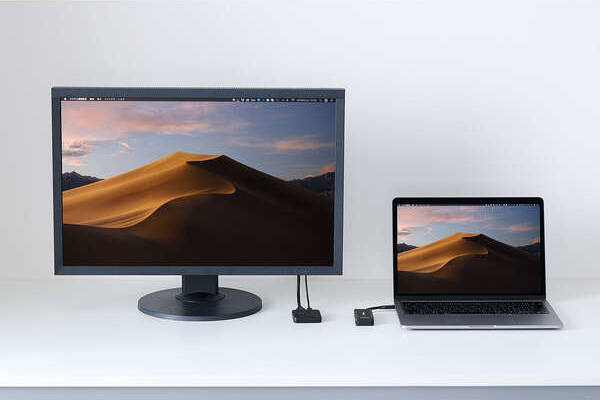 「DH-CW4K110BK」の利用例。右側のノートPCに送信機、左側のモニターに受信機が接続されている