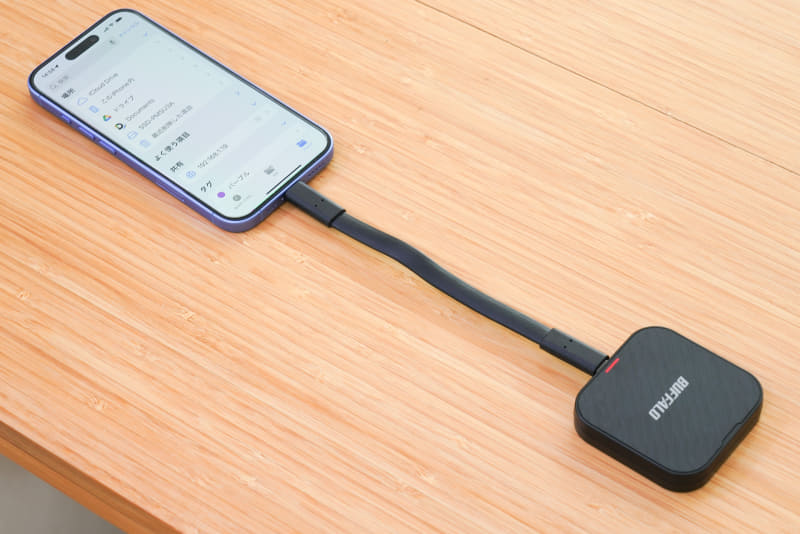 スマートフォンのデータを手軽に外部ストレージ（SSD）にバックアップ。写真で接続しているのはバッファローの1TBのポータブルSSD「SSD-PMS1.0U3-BA」