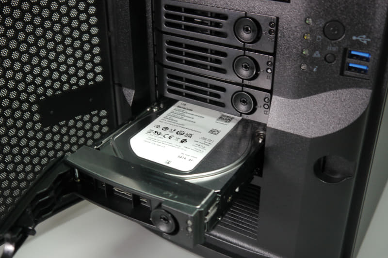 前面に4つのホットスワップ対応ベイを搭載。ハードウェアRAIDにも対応する