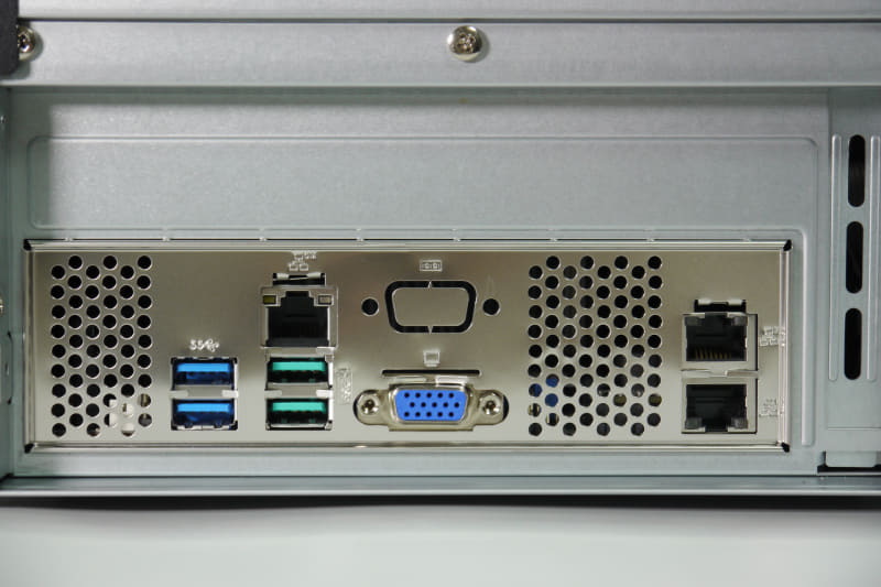 1Gbps×2のデュアルLANポート（右側）を搭載。なお、左側はBMC用となる