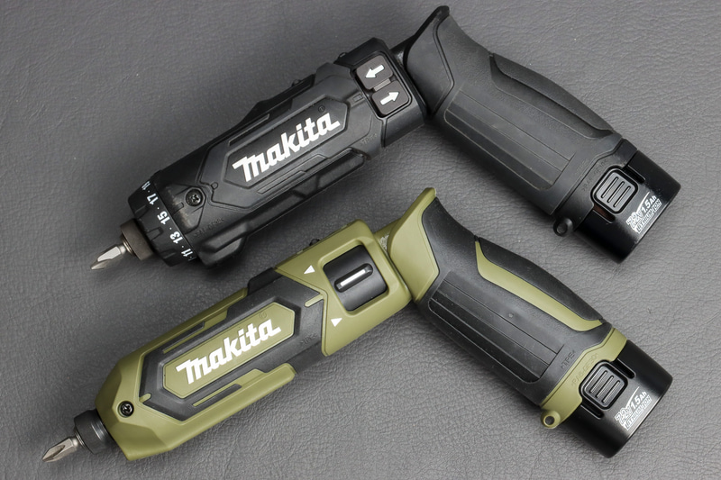 写真上がマキタ「充電式ペンドライバドリル DF012D」下がマキタ「充電式ペンインパクトドライバ TD022D」、サイズはほぼ同じ