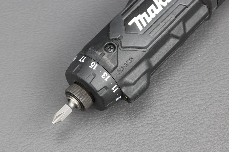 ドリルドライバーにあるダイヤルを調整すると、一定の負荷がかかったときにそれ以上トルクがかからなくなり、締めすぎやカムアウトを防止できる