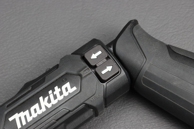 スイッチ部。上側が正回転で締め込み、下側が逆回転で緩める方向。ただのオン・オフ スイッチなので、ここでスピード調整はできない