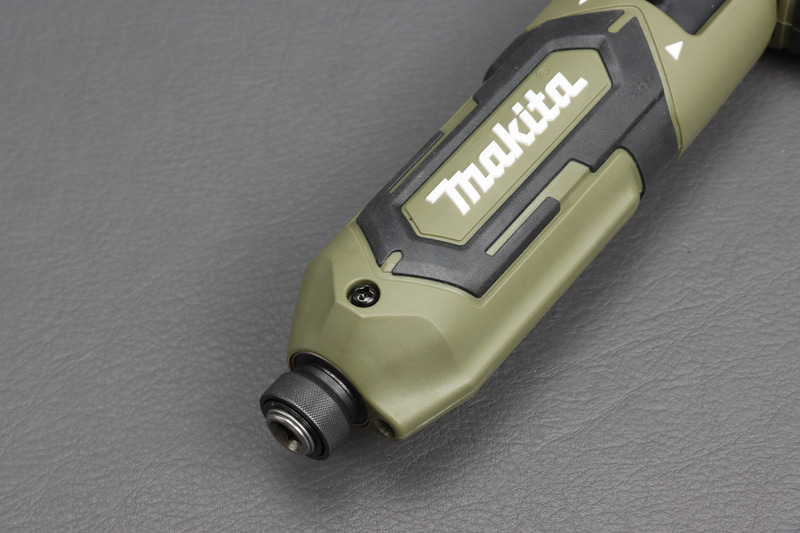 ドリルドライバーにはダイヤルはない。ただし中に回転方向に衝撃を与えられる機能を持つ