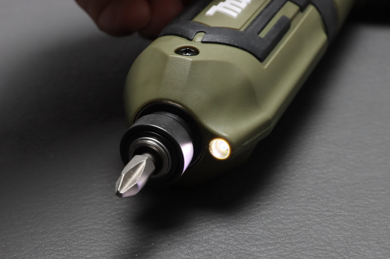 先端にはLEDを内蔵。ドライバーを動かすのと同時に点灯、つけっぱなしもオフにもできない