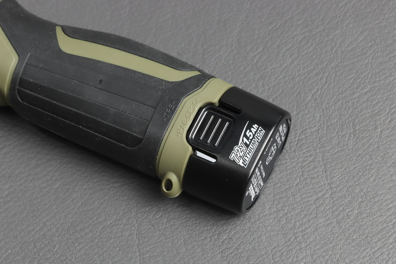 バッテリーは7.2V。ドリルドライバー「DF012D」と共通だ