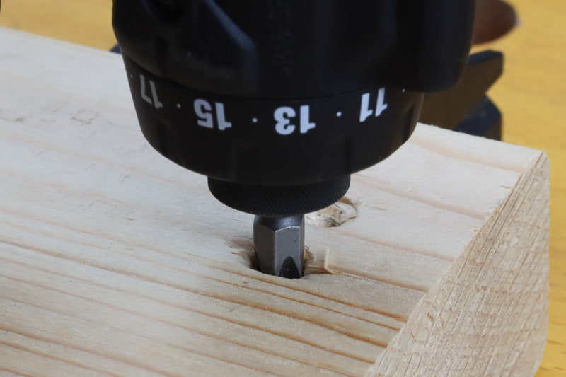 ダイヤルを最大の21にして締め込んだところ。途中で止めたが2×4材相手ならいくらでもめり込んでいきそうだ