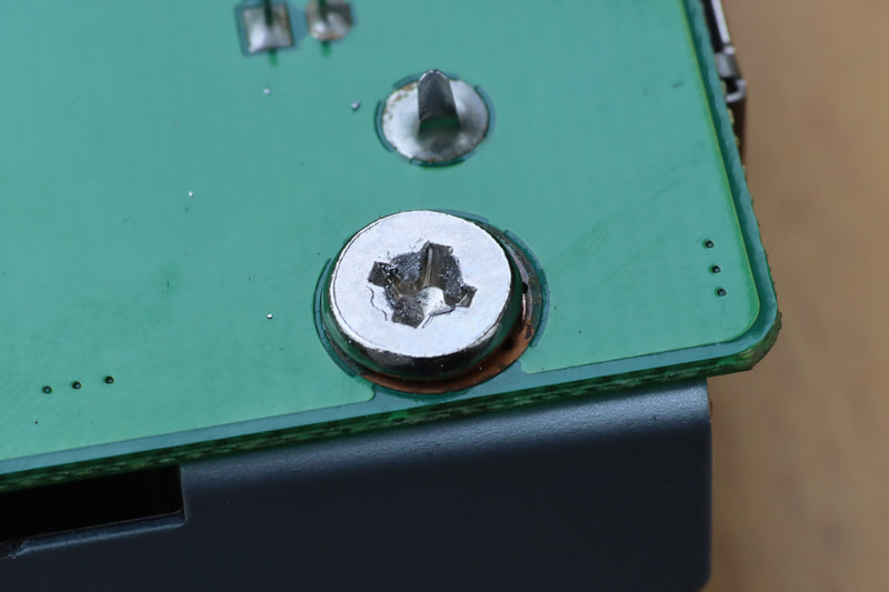 HDDケースの基盤を止めるネジをインパクトドライバーで締めたら、失敗してなめてしまった