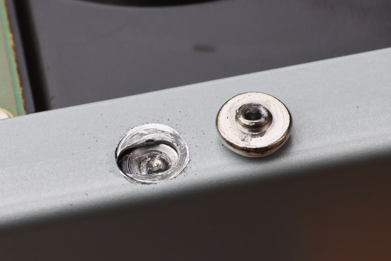 HDDを固定するネジをインパクトドライバーで締め続けたら数秒でネジの頭がもげた