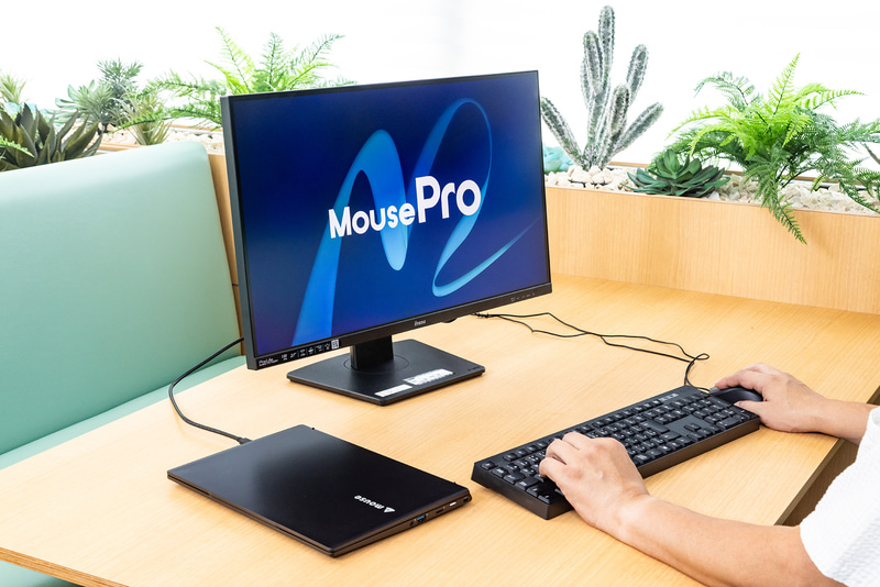 USBハブ機能もあるので、外付けキーボードやWebカメラなども繋いでおくことができる