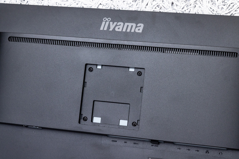 スタンドを外したところにVESAマウントもある