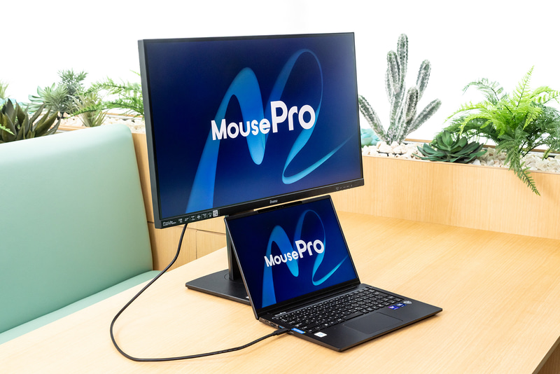 一番上の高さまで上げると、ディスプレイの下に14型ノートPCが収まって上下2画面での作業もしやすい