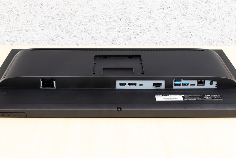 ポートは下側から挿す形なので、画面を回転させると作業しやすくなる