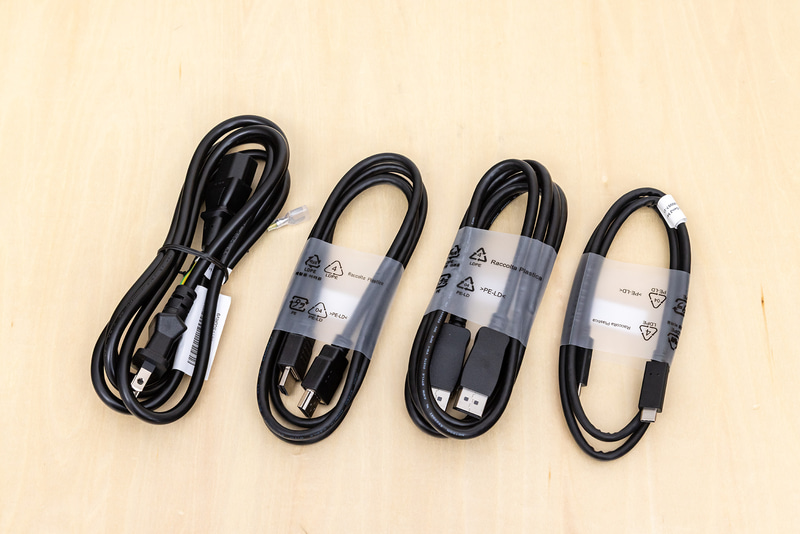 映像出力に対応したUSB Type-Cケーブルに、HDMIケーブル、DisplayPortケーブルも付属。電源は内蔵なので外付けの電源アダプターはない