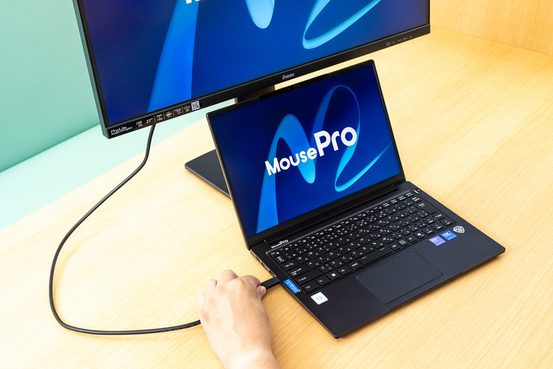 今時のノートPCであれば、USB Type-Cケーブル1本で映像出力と充電ができる