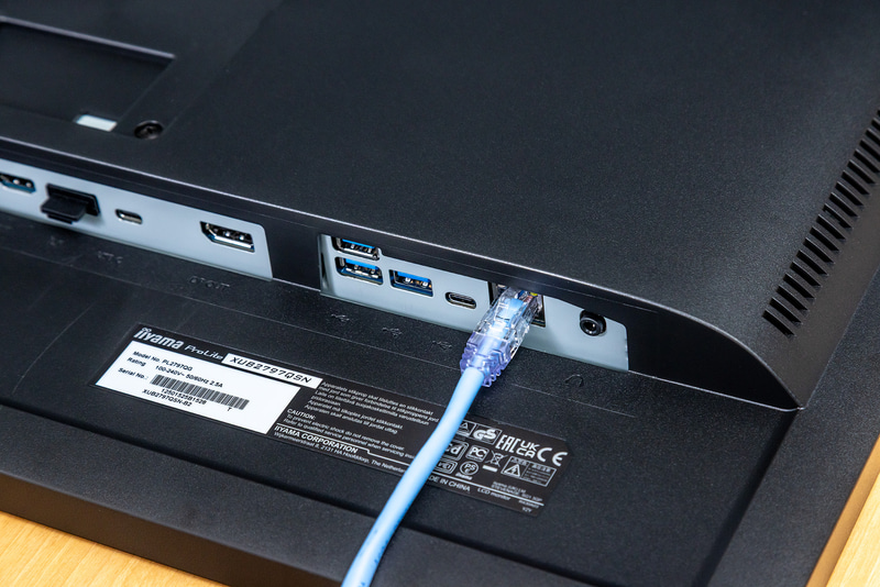 このディスプレイがあれば、有線LANポートのないノートPCでも有線LANに接続できる