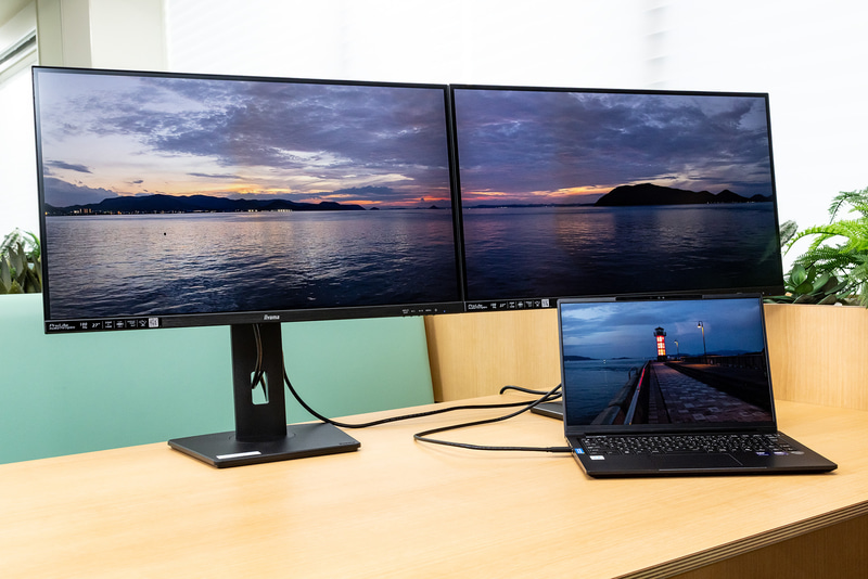 ディスプレイをもう1台デイジーチェーンで繋いだところ。PCとケーブル1本で3画面のマルチディスプレイ環境が構築できる