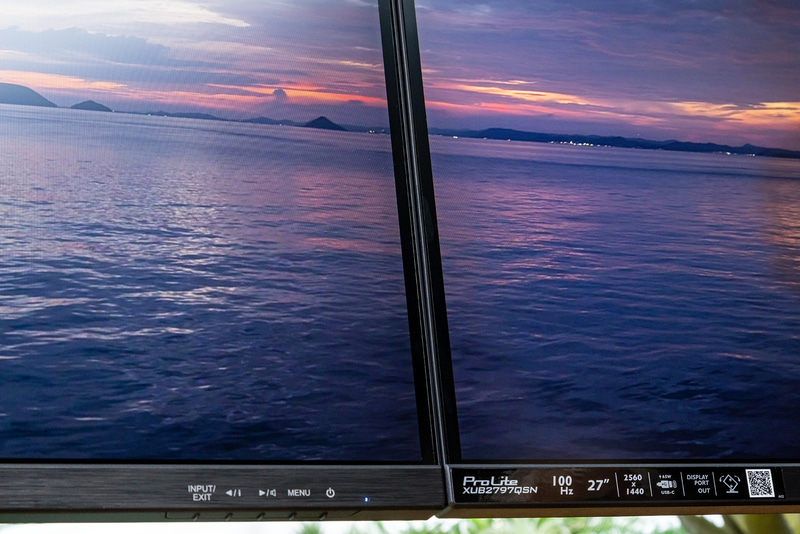 このディスプレイは狭額縁なので、2画面並べたときにも一体感がある