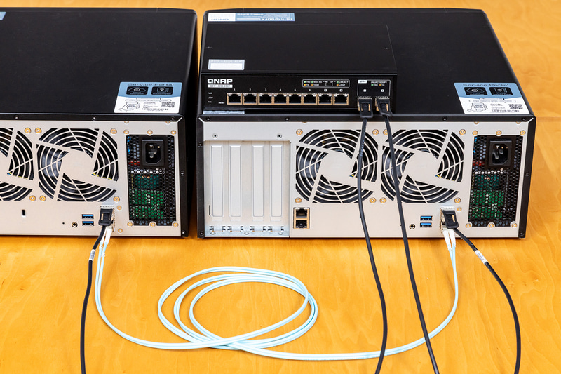 接続の様子。2ポートあるSFP+ポートの上部を組織のネットワーク（スイッチ）に接続し、下部をハートビート用にファイバーケーブルで接続する