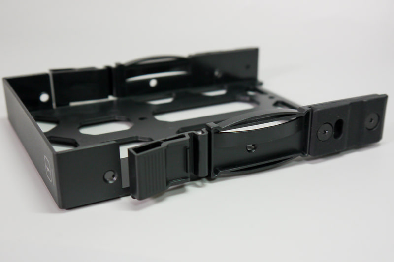 HDD装着用のトレイ。板バネに加えて、先端にゴムが付けられており、隙間なくしっかりとベイに装着可能。振動を抑える効果がある