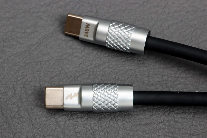 chiatepのコネクター部。240Wの文字とThunderboltのカミナリマークがある