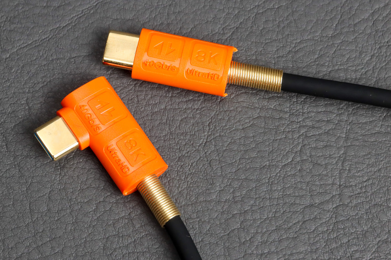 Duttekのコネクター部。端子は金メッキされ、ハウジングはオレンジ、スリーブは巻き線。ハウジングには40Gb/sと8K UltraHDの文字が