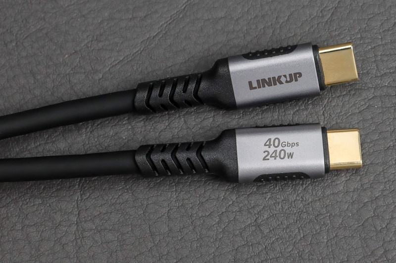 LINKUPのコネクター。端子部分は金メッキされ、ハウジングには40Gbpsと240W対応の文字が刻まれる