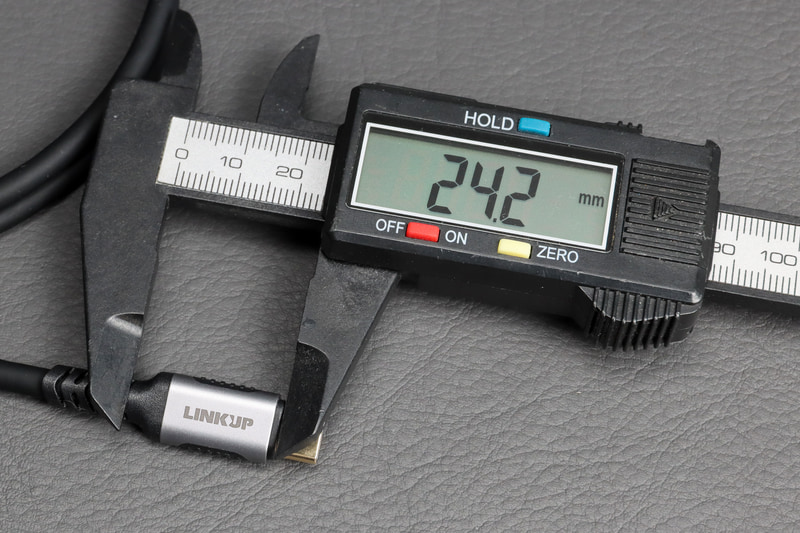 LINKUPのコネクターはハウジングとスリーブが一体型のため、スリーブの首が曲がる部分までの長さを測定し、実測24.2mmに