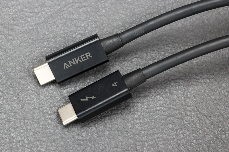 Ankerのコネクター部。Thunderbolt 4対応を示すカミナリマークと4の文字。そしてケーブルにはうっすらと100Wの文字も