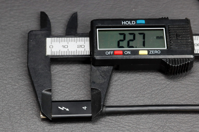 Lenovoのドックに付属してきたThunderbolt 4ケーブル、コネクターハウジングの長さは実測で22.7mm