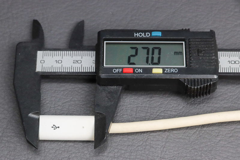 ディスプレイに付属のケーブル、コネクターハウジングが長く27mmもある