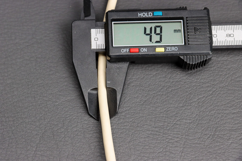 ケーブルの直径も太くて4.9mm