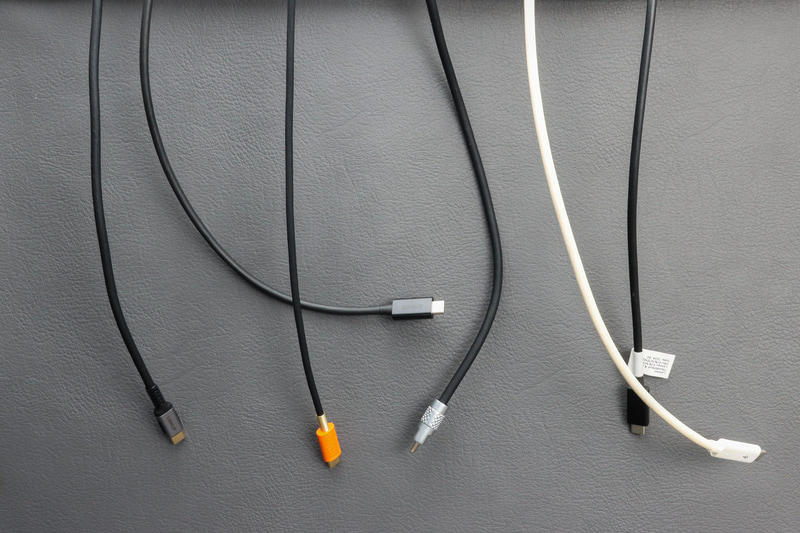 まずは自然にぶら下げてみた状態。元の巻きグセの強さも影響しているが、chiatepとAnkerはクセが付いているのが分かるだろう