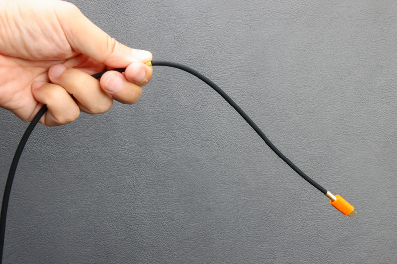 Duttekはケーブルが柔らかいので手元のほうで大きく曲がっている