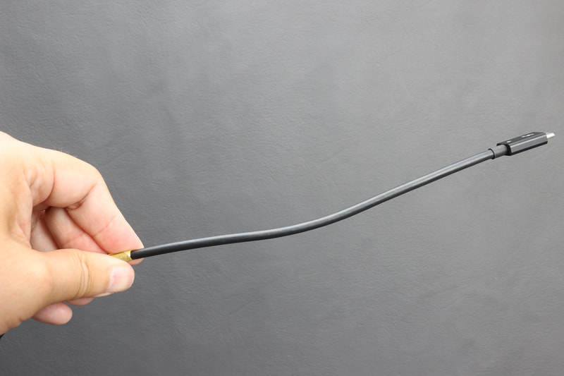 Lenovoに付属のThunderbolt 4ケーブル。こちらも自重に負けない硬さがある