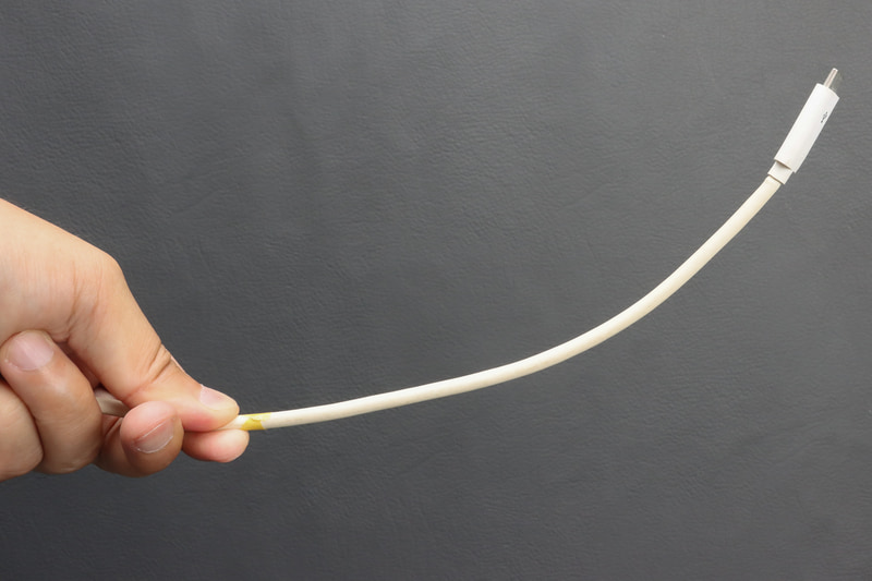 ディスプレイに付属のケーブル。しなやかさといった表現とはほど遠い硬さだ