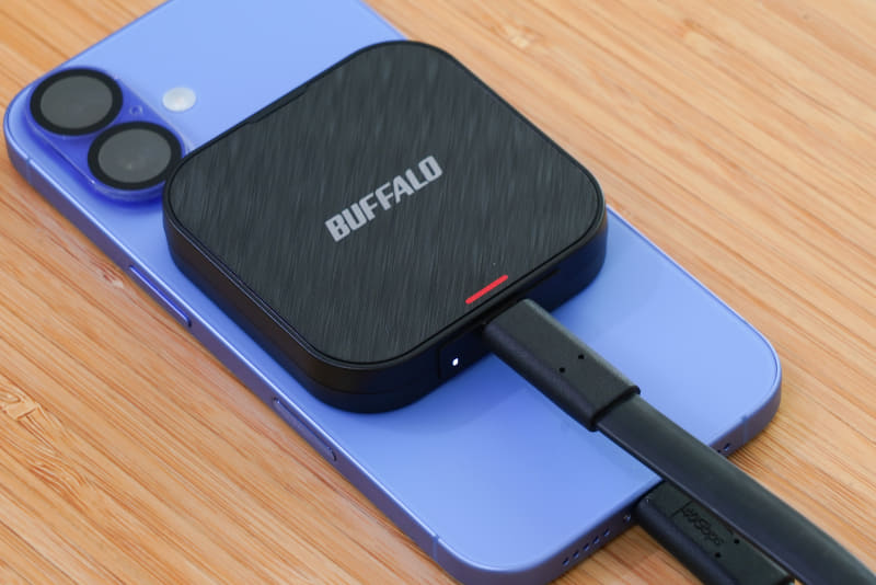 USB Type-Cポートを搭載したiPhoneにSSDを接続してバックアップしている。SSDはバッファローの1TB SSDの「SSD-PMS1.0U3-BA」