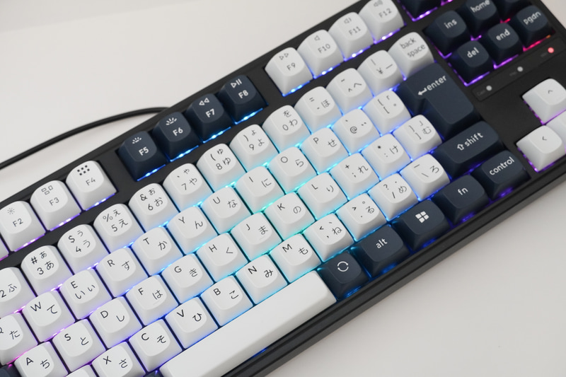 Keychron C3 Proのキーは透過タイプではないがRGBバックライトを装備する