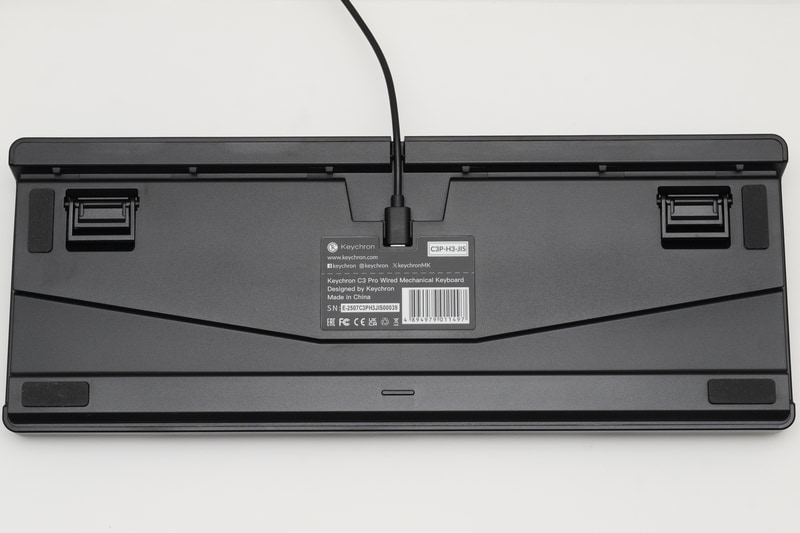 Keychron C3 Proの裏側。ケーブルは取り外し可能。チルト角も複数選べる