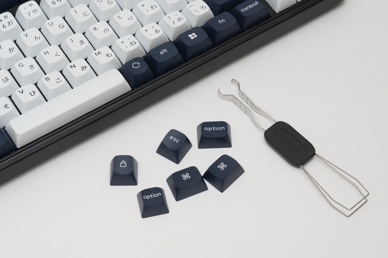 Keychron C3 Pro（ホットスワップ対応）は交換用のキートップが付属し、キーを抜くツールも付属する