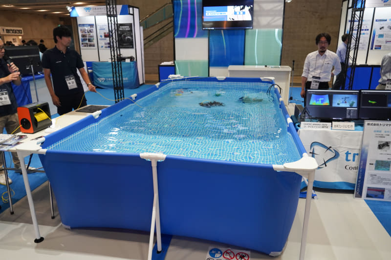 パビリオンには今年も巨大な水槽を配置。中小事業者が活用しやすい安価な水中ドローンも展示される（写真は昨年のもの）