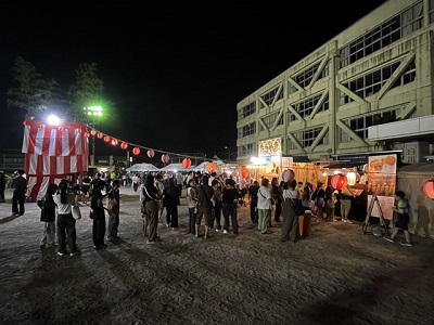 中学校の校庭で行われた「白川口納涼ふるさと夏まつり」の様子。筆者は初めて大勢の白川町民を見た