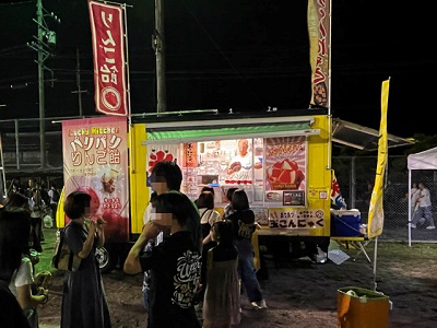 中学校の校庭で行われた「白川口納涼ふるさと夏まつり」の様子。筆者は初めて大勢の白川町民を見た