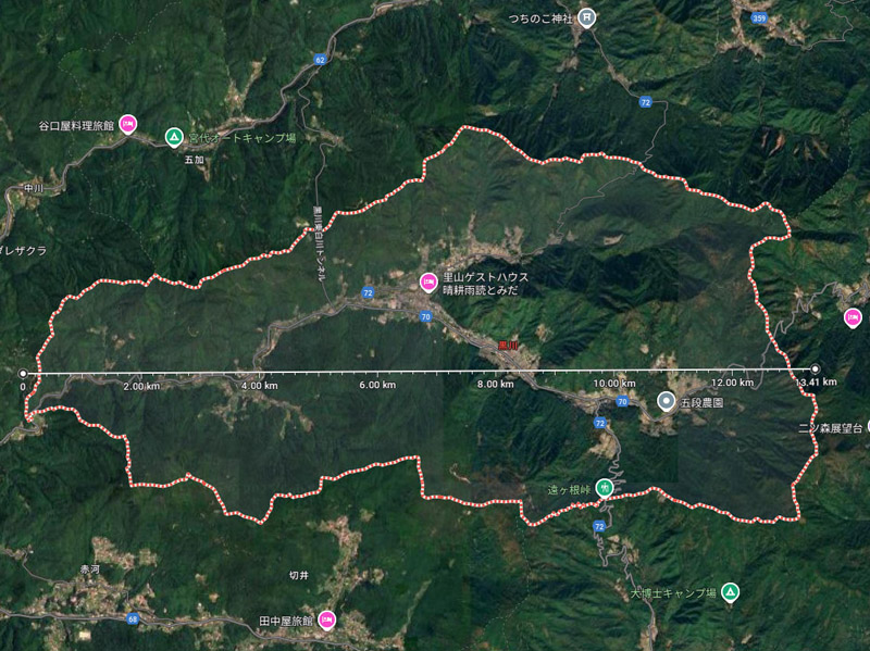 白川町黒川地区は、Googleマップの「距離を測定」で測ると東西約13.5km、南北約7km。このエリアから屋根の色などをたよりに建物を探し出す作業は困難だった