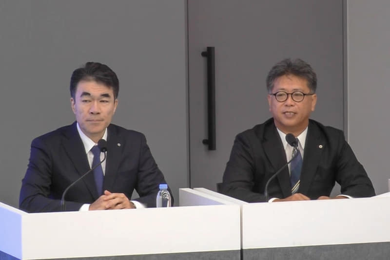 NTT東日本株式会社 取締役執行役員 経営企画部部長 城所征可氏（左）、NTT西日本株式会社 取締役執行役員 経営企画部部長 黒田勝己氏（右）