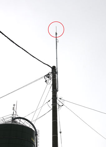 電柱の上に設置された無指向性アンテナ「WLE-HG-NDC」。1km先までカバーできる