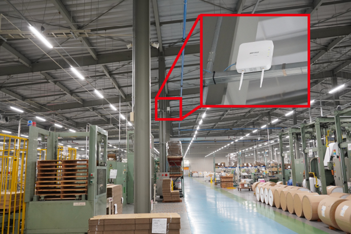 コクヨ工業滋賀の工場の屋内、高さ5mの天井に設置されたアクセスポイント「WAPM-1266R」