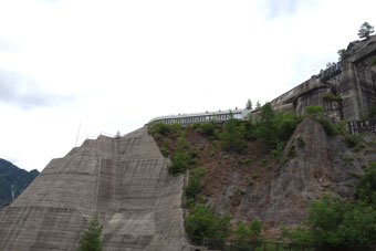 黒部ダムのレストハウスの下の展望台。山頂には新展望台がある。有線での接続は困難だったため、無線LANで接続した